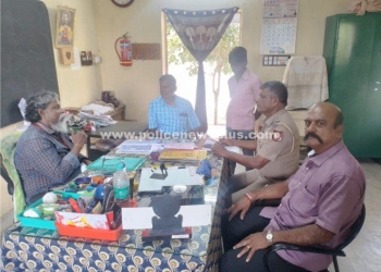பள்ளியில் இரு மாணவர்களை சேர்த்த போலீஸார்