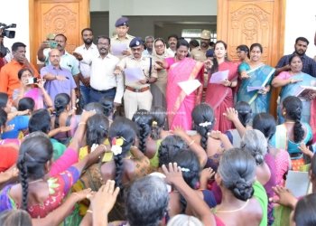 வாக்காளர் உறுதிமொழி எடுத்து பொதுமக்களுக்கு விழிப்புணர்வு