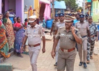 துணை காவல் கண்காணிப்பாளர் தலைமையில் கொடி அணிவகுப்பு