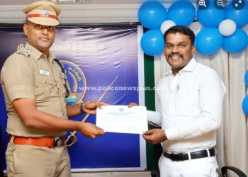 சிறப்பாக பணிபுரிந்த காவல் துறையினருக்கு சான்றிதழ் வழங்கிய S.P