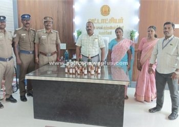 தேர்தல் பறக்கும் படை குழுவினால் கைப்பற்றப்பட்ட மதுபான பாட்டில்கள்