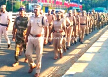 மாவட்ட காவல் கண்காணிப்பாளர் தலைமையில் கொடி அணிவகுப்பு