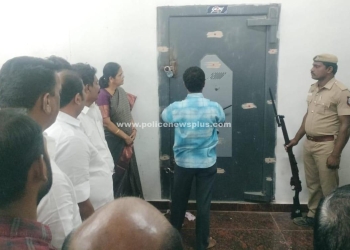 ஆட்சியர் தலைமையில் வாக்கு பெட்டிகள் அறை திறப்பு