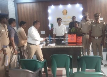 தீவிர வாகன சோதனையில் ஈடுபட்டு தேர்தல் பறக்கும் படையினர்