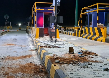 சுங்கச்சாவடியை அடித்து உடைத்த 10 பேர் கொண்ட கும்பல் போலீசார் விசாரணை