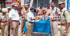 போக்குவரத்து காவலர்களுக்கு நீர்மோர் வழங்கிய மாவட்ட காவல் கண்காணிப்பாளர் அவர்கள்