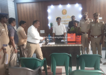 20 பரிசு தொகுப்பு பைகள் பறக்கும் படை சோதனையில் சிக்கியது