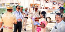 பதற்றமான வாக்குச்சாவடிகளை நேரில் சென்று பார்வையிட்ட தேர்தல் பார்வையாளர்