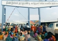பெண்கள் தரையில் அமர்ந்து தர்ணா போராட்டம்