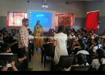 காவல்துறை சார்பாக பள்ளியில் விழிப்புணர்வு