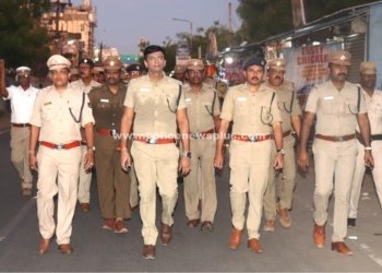 நாடாளுமன்ற தேர்தலை முன்னிட்டு காவல்துறையினரின் கொடி அணிவகுப்பு