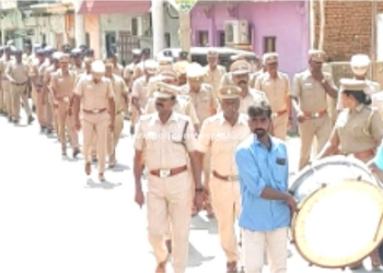 S.P உத்தரவின் பேரில் காவல்துறை அதிகாரிகள் கொடி அணி வகுப்பு