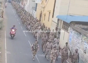 காவலர்கள் தலைமையில் கொடி அணிவகுப்பு