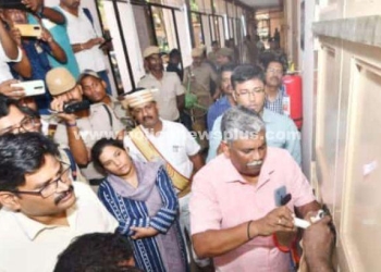 இ.வி.எம்.மிஷின் பாதுகாப்பு அறையில் சீல் வைப்பு