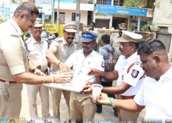 காவல்துறையினருக்கு மோர் வழங்கிய S.P