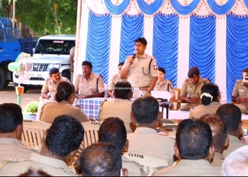 காவலர்களுக்கு மாவட்ட காவல் கண்காணிப்பாளர் அவர்கள் பாராட்டு