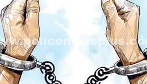 நாட்டு வெடிகுண்டு தயாரித்து வைத்திருந்த நான்கு நபர்கள் கைது