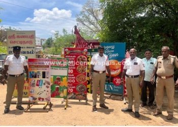 காவல்துறையினர் மூலம் விளம்பர பதாகைகள் பறிமுதல்