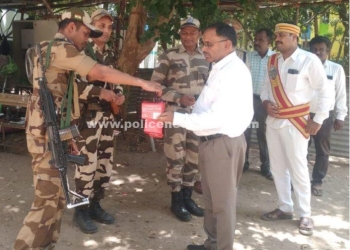 காவல் ஆளிநர்களுக்கு இனிப்பு வழங்கிய ஆட்சியர்