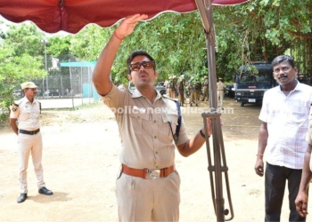 காவலர்களுக்கு அதிநவீன குடையை வழங்கிய S.P