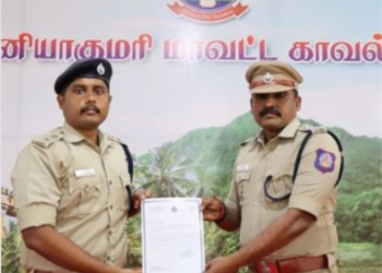 காவல் அதிகாரிகளை பாராட்டி சான்றிதழ்கள் வழங்கிய  S.P
