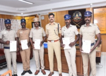 காவல்துறையினருக்கு பாராட்டுச் சான்றிதழ்கள் வழங்கிய S.P