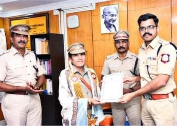 பணி ஓய்வு பெறும்  காவலர்களுக்கு S.P சான்றிதழ்