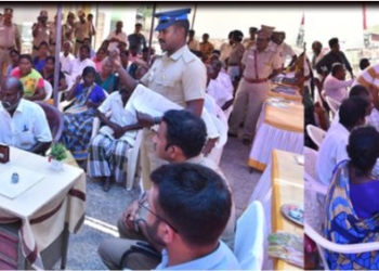 பொதுமக்களிடம் இருந்து புகார் மனுக்களை பெற்ற S.P