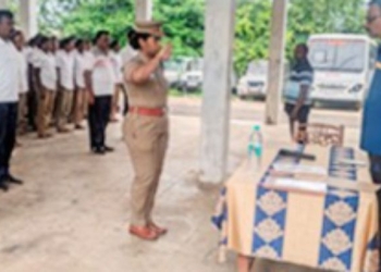 காவலர்களின் யோகா பயிற்சியை ஆய்வு செய்த S.P