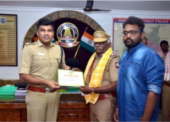 பணி ஓய்வு பெறும் ஆய்வாளருக்கு S.P சான்றிதழ்