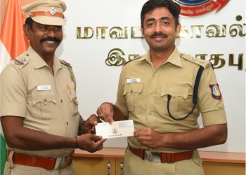 குற்றவாளிகளை கைது செய்த காவலர்களுக்கு எஸ்பி வெகுமதி