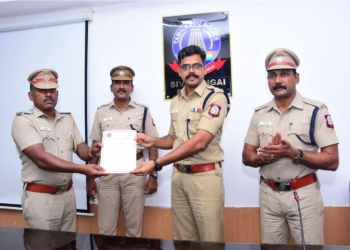 சிறப்பாக பணிபரிந்த காவல்துறையினருக்கு S.P பாராட்டுச் சான்றிதழ்