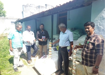 வீட்டுக்கு சீல் வைத்த உணவு பாதுகாப்பு துறை அதிகாரிகள்