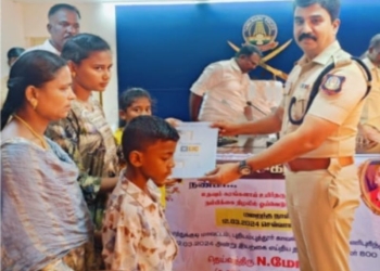 தலைமை காவலர்  குடும்பத்தினருக்கு சக காவலர்கள் நிதியுதவி