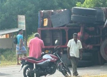 லாரி கவிழ்ந்து விபத்து