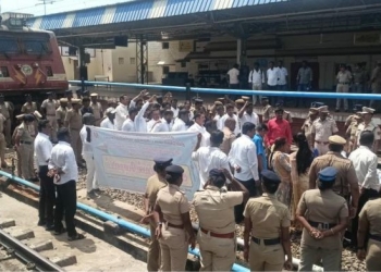 இரயில் நிலையத்தில் வழக்கறிஞர்கள்  போராட்டம்