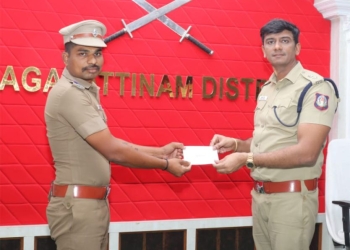 காவல் அதிகாரிகள் மற்றும் ஆளிநர்களுக்கு வெகுமதிகள் வழங்கிய S.P