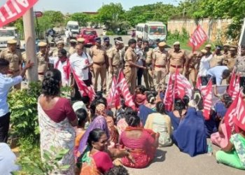 பணி நீக்கம் செய்யப்பட்ட தொழிலாளர்களை மீண்டும் பணி அமர்த்த கோரிக்கை