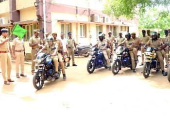 குற்றவாளிகளை கண்காணிப்பதற்காக துப்பாக்கி ஏந்தி காவலர்கள் ரோந்து பணி