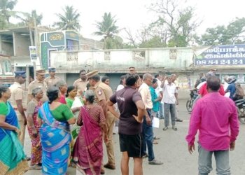 சாலை மறியல் போராட்டத்தில் ஈடுபட்ட  கிராம மக்கள் கைது