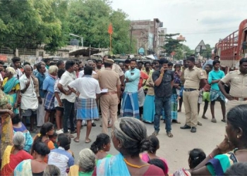 பொதுமக்கள் அரசு மருத்துவமனை முன்பு சாலை மறியல்