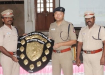 காவல் அதிகாரிகளுக்கு எஸ் பி சான்றிதழ்