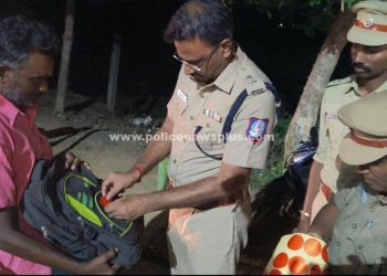 பக்தர்கள் பாதுகாப்பாக பயணம் மேற்கொள்ள ஸ்டிக்கர் ஒட்டிய S.P