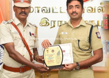 சார்பு ஆய்வாளருக்கு பொன்னாடை அணிவித்து சான்றிதழ் வழங்கிய எஸ்பி