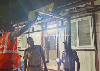 சோதனைச்சாவடியில்  திடீர் ஆய்வு செய்த S.P