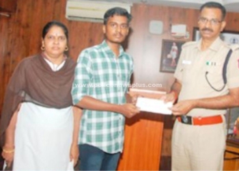 கல்வி உதவித்தொகை வழங்கிய S.P