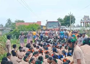 மாணவர்கள் வகுப்புகளை புறக்கணித்து போராட்டம்