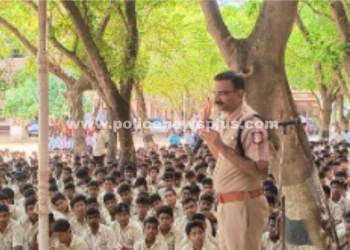 பள்ளி மாணவ, மாணவியர்களிடையே விழிப்புணர்வு ஏற்படுத்திய S.P