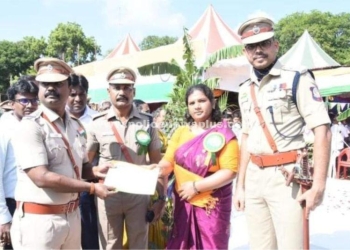 காவல் ஆய்வாளருக்கு சான்றிதழ் வழங்கிய  ஆட்சியர்