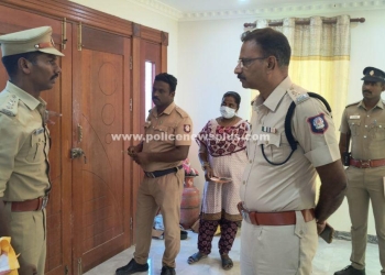 மர்மமான முறையில் இறந்த பெண் வீட்டில் S.P ஆய்வு